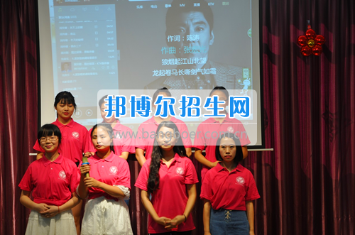 重慶工商大學(xué)派斯學(xué)院舉行青春“三下鄉(xiāng)”，我們?cè)诼飞匣顒?dòng)