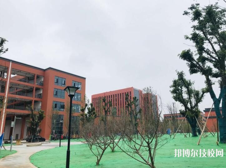 重慶五一高級技工學(xué)校2020年報名條件、招生要求、招生對象