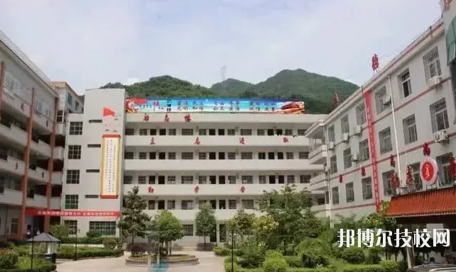 鎮(zhèn)巴縣職業(yè)教育中心2020年報名條件、招生要求、招生對象 