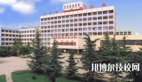知道一所學校的名字，但是最基本的學校簡介是必須了解的，選學校不能初心，畢竟是關(guān)系到自己的將來。以下是小編整理的蘭州電力學校介紹。  蘭州電力學校層次：中專  蘭州電力學校性質(zhì)：公辦  蘭州電力學校地址：蘭州市安寧區(qū)萬新北路  蘭州電力學校介紹 蘭州電力學校坐落于蘭州安寧區(qū)，環(huán)境優(yōu)美，教學設(shè)施齊全。蘭州電力學校、甘肅電業(yè)職工中等專業(yè)學校、甘肅電力繼續(xù)教育中心三塊牌子，一套機構(gòu)，分署辦公，甘肅電力黨校掛靠在學校。  十幾年來，蘭州電力學校先后招收國家任務生、社會委培生、市場調(diào)節(jié)生等類學生，為社會和系統(tǒng)培養(yǎng)畢業(yè)生3104名，為甘肅電力系統(tǒng)和農(nóng)電系統(tǒng)培訓學員近16000人。 經(jīng)過十幾年、尤其是90年代中后期的迅速發(fā)展，學校已經(jīng)成為甘肅省中專學校的佼佼者，建有一座中型實習工廠，有計算機多媒體教室、電子閱覽室等18個實驗室和校園計算機網(wǎng)絡。學校曾經(jīng)和現(xiàn)設(shè)置的專業(yè)有發(fā)電廠及電力系統(tǒng)、電廠熱能動力設(shè)備、電廠化學、建筑工程估價、用電管理、計算機應用、財務會計、城鎮(zhèn)供用電、農(nóng)村供用電、制冷與空調(diào)安裝、電力營銷、電氣技術(shù)、電子電器、輸配電線路施工檢修與運行、水利水電工程技術(shù)、文化藝術(shù)等近二十個專業(yè)。學制有大中專二年半、在職中專三年、普通中專四年和