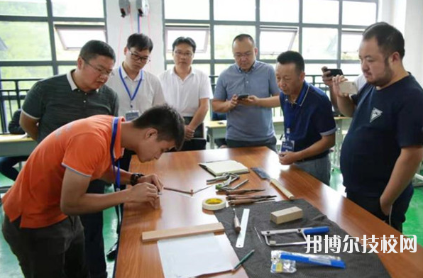 黔東南州工業(yè)學(xué)校2020年招生辦聯(lián)系電話(huà)