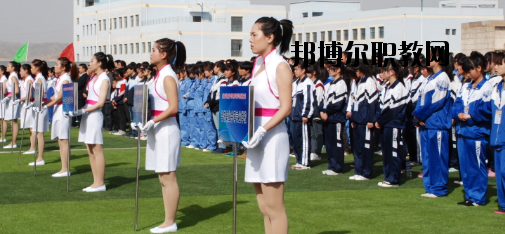 升學都是選拔性的考試，所以對同學們都有分數(shù)要求是很正常的，而初中升學又分為高中和普通中職學校，而這兩個之間的錄取都是不一樣的，在分數(shù)上面的要求區(qū)別比較大，那么，白銀工業(yè)學校招生錄取分數(shù)線是多少呢?接下來就為同學們整理一下。  白銀工業(yè)學校錄取分數(shù)線 白銀市普高錄取分數(shù)線：460分  白銀工業(yè)學校拓展閱讀 學校擁有一支學歷層次高、專業(yè)水平強、敬業(yè)愛崗、專兼結合、充滿活力的高素質(zhì)教師隊伍，學?，F(xiàn)有專兼結合的教師近200人。其中，研究生學歷11人，本科學歷89人，學歷合格率達92%以上;有高級職稱25人，中級職稱76人;基礎課教師48人，專業(yè)課教師67人，實習指導教師33人，雙師型教師占16人。教師的學歷、職稱結構合理，完全能滿足學校的教學、實習實訓需要。  學校擁有十一個專業(yè)實訓室。即電子電工實訓室、建筑材料實訓室、機電一體化實訓室、電焊實訓室、電器維修實訓室、電鋼琴實驗實訓室、金工實訓室、模具數(shù)控實訓室、CID制圖室、中高級電工考核室、銑工實訓室。擁有四大實驗室，即化工實驗室、物理實驗室、財會模擬實驗室、語音實驗室。擁有六個微機室，多媒體教室、電教室等現(xiàn)代化教學設施。并建成校園網(wǎng)及遠程教育網(wǎng)。學校將于5月份開工興建的實訓樓建成后，將進一步改善實訓條件。學校分南北兩個校區(qū)，占地面積500余畝，校舍建筑面積66000平方米。  上文，就是小編為同學們整理的關于白銀工業(yè)學校所在地的普高錄取分數(shù)線，同學們可以通過這個分數(shù)線來分析自己現(xiàn)在的一個成績，能夠上高中的話及盡量的上高中。