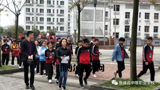 現(xiàn)在的學校是很多的，不管是高中還是中職都是一樣的多，中職學校作為國家補貼的重點，大部分同學都是要報讀的了，那如何了解中職學校呢?那就是電話聯(lián)系比較快了。  息烽縣中等職業(yè)學校原名息烽縣長嶺崗高級農業(yè)中學，1984年4月創(chuàng)辦，幾經(jīng)資源整合與遷校，現(xiàn)為一所全日制中等職業(yè)技術學校，學校主要承擔中等職業(yè)教育、電大學歷教育、教師培訓、農轉培等教育教學任務。  息烽縣職業(yè)技術學校2020年招生辦聯(lián)系電話 息烽縣職業(yè)技術學校招生辦電話：0851-87723110  息烽縣職業(yè)技術學校招生辦地址：息烽縣永靖鎮(zhèn)福利橋路22號  息烽縣職業(yè)技術學校拓展閱讀 現(xiàn)一期工程實際建設情況如下：教學樓2棟，建筑面積8820.4㎡，最大容量3140人;實訓樓3棟，建筑面積20678.3㎡;圖書辦公樓建筑面積12084.9㎡;學生宿舍2棟，建筑面積10761.8㎡，280間標準套間，最大容量2200人;400米塑膠形環(huán)跑道標準足球場一塊，19000㎡,塑膠籃球場2塊、排球場1塊,2760㎡;實木文化長廊與校園內泥清路面及綠化景觀設施已完工。目前新校區(qū)已完成投資1.8億元。二期工程1200座席會議中心(禮堂)正在啟動建設中，建設面積2800㎡，預計2017年3月投入使用。  依據(jù)國家及省市免學費及資助政策的支持，全校學生100%享受免學費，20%的學生經(jīng)評比享受國家每年2000元的助學金資助;對于“建檔立卡”的農村貧困家庭的學生實施精準扶貧政策，每年享受扶貧專項助學金1000元及教科書、住宿費補助900元。解決了我校貧困家庭學生學習與生活上的困難。  通過融入“校企合作”的理念，促使我校與廈門天馬企業(yè)展開了合作。該企業(yè)通過開設“冠名班”的形式，對“三好學生”及貧困家庭學生分別設置每年專項獎勵500元與困難補助500元，鼓勵我校電子專業(yè)學生更加勤奮刻苦學習。  通過“引企入校”的合作辦學模式，以“工學結合”方式開展理實教學，讓汽修等專業(yè)學生在確實提升專業(yè)技能的同時獲取一定收入，享受企業(yè)的生活補助等。解決了一些貧困家庭學生學習與生活上的困難。  自己打電話咨詢吧，同學們，基本的信息情況老師都是會給你講解的，只是如果是需要面試才能報名的專業(yè)，同學們還是自己到學校咨詢會比較好一點的哦。