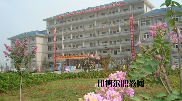 鄂州經(jīng)貿(mào)學(xué)校2020年報(bào)名條件、招生要求、招生對象