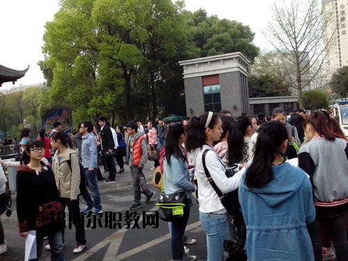 成都國演藝術(shù)學(xué)校2020年報(bào)名條件、招生要求、招生對象