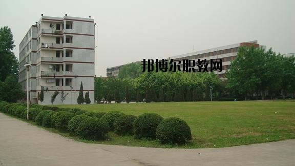 四川省工業(yè)貿(mào)易學(xué)校2020年報名條件、招生要求、招生對象