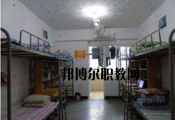 不同的同學(xué)對(duì)學(xué)校的宿舍期待是不一樣的。有的同學(xué)希望宿舍有空調(diào)，有的同學(xué)認(rèn)為這并不重要。有的同學(xué)希望寢室有書桌等供自己學(xué)習(xí)的條件，而有的同學(xué)則認(rèn)為寢室只是用來休息的。一千個(gè)人的眼中有一千個(gè)哈姆雷特，在對(duì)一件事情進(jìn)行考評(píng)的時(shí)候，同學(xué)們可以結(jié)合自己的實(shí)際需要來看，而非人云亦云。  定南中等專業(yè)學(xué)校宿舍條件 學(xué)校宿舍算是比較不錯(cuò)的了，生活設(shè)施齊全，可以滿足同學(xué)們的大部分需求，配有衛(wèi)生間、空調(diào)、熱水等設(shè)施，通風(fēng)、采光條件也較好。  定南中等專業(yè)學(xué)校辦學(xué)條件 定南中等專業(yè)學(xué)校地處贛粵門戶——定南，建辦于1958年，占地面積135畝，校舍建筑面積2.5萬平方米，辦學(xué)規(guī)?？扇菁{近2000人使用。學(xué)校師資力量雄厚，擁有高級(jí)職稱以上教師若干人。  定南中等專業(yè)學(xué)校概況 定南中專是我縣唯一一所培養(yǎng)技能型人才的中等專業(yè)學(xué)校，現(xiàn)開設(shè)了學(xué)前教育、電子技術(shù)應(yīng)用、模具制造技術(shù)、汽車運(yùn)用與維修、“三校生”高考、旅游服務(wù)與管理等六大特色專業(yè)。學(xué)校各專業(yè)設(shè)備先進(jìn)，現(xiàn)有現(xiàn)代化汽車二級(jí)維護(hù)、幼兒情境模擬、電子電拖、模具制造、程序控制等29間實(shí)訓(xùn)教室，擁有紙質(zhì)藏書近10萬冊，電子藏書超過20萬冊，所有教室裝備了錄播一體、信息化教學(xué)設(shè)備，實(shí)現(xiàn)了校園智慧化管理。  小編總結(jié) 看過學(xué)校的宿舍條件以后，不知道大家覺得定南中等專業(yè)學(xué)校的宿舍是否滿足了自己的預(yù)期呢?我們可以了解到，這所學(xué)校的宿舍算是比較不錯(cuò)的了，生活設(shè)施齊全，可以滿足同學(xué)們的大部分需求，配有衛(wèi)生間、空調(diào)、熱水等設(shè)施，通風(fēng)、采光條件也較好。