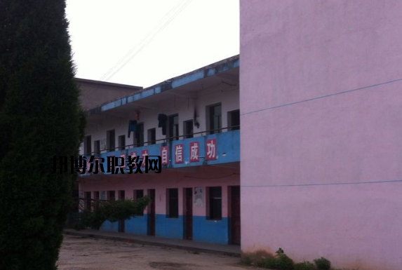不同的同學(xué)對于學(xué)校宿舍的要求也是不一樣的。有的同學(xué)認(rèn)為學(xué)校宿舍休息的條件就可以了，而有的同學(xué)則希望學(xué)校宿舍還有可以學(xué)習(xí)的條件，這樣自己以后如果有沒有完成的學(xué)習(xí)任務(wù)還可以在宿舍繼續(xù)完成。當(dāng)學(xué)校的宿舍條件滿足同學(xué)們的預(yù)期的時候，這所學(xué)校被選擇的幾率也會大大提高。  上饒中等職業(yè)學(xué)校宿舍條件 學(xué)校宿舍寬敞明亮，配有衛(wèi)生間、空調(diào)、書桌、柜子、熱水等等設(shè)施，條件較好。  上饒中等職業(yè)學(xué)校辦學(xué)條件 1、學(xué)校坐落在上饒市近郊皂頭鎮(zhèn)，擁有自建的獨(dú)立校園，校區(qū)占地面積60余畝，建筑面積24100平方米，環(huán)境幽雅，交通便利，各類設(shè)施齊全，公寓式宿舍并配有空調(diào)，是莘莘學(xué)子理想的求學(xué)深造之地。  2、教學(xué)儀器設(shè)備總值380多萬，圖書2萬余冊，現(xiàn)代教育教學(xué)設(shè)施完備，建有計算機(jī)房、語音室、形體房、電子實(shí)訓(xùn)室、多媒體教室、大禮堂、電子閱覽室、琴房和教育實(shí)習(xí)基地等各類教學(xué)場所。  3、現(xiàn)有全日制教學(xué)班級15多個，在校學(xué)生600多人。  上饒中等職業(yè)學(xué)校獲得成就 學(xué)校辦學(xué)十五年來，先后培養(yǎng)了八千多名合格的畢業(yè)生，從我校走出的畢業(yè)生一大批都已成為企業(yè)的技術(shù)骨干和管理人員，學(xué)校先后被省教育廳授予“江西省示范中等職業(yè)學(xué)校”“江西省中等職業(yè)學(xué)校先進(jìn)單位”上饒市政府授予“全市先進(jìn)學(xué)校”上饒市教育局授予“上饒市重點(diǎn)職業(yè)學(xué)校”等榮譽(yù)稱號。  小編總結(jié) 我們可以看到學(xué)校的宿舍寬敞明亮，配有衛(wèi)生間、空調(diào)、書桌、柜子、熱水等等設(shè)施，條件較好，無論同學(xué)們是在寢室學(xué)習(xí)還是休息都是很方便的?？催^上饒中等職業(yè)學(xué)校的宿舍條件以后，小伙伴們覺得學(xué)校的宿舍怎么樣呢?