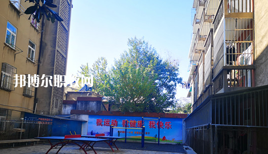 在對這所學校進行判斷以后，才會知道不同學校之間所公布的各方面情況都是不同的，而這些信息也是需要學生自己去進行判斷的，當然了其中有關(guān)于學校的住宿環(huán)境也是需要被學生所了解的，畢竟這是每個學生在學校的住宿情況。  蕪湖職業(yè)技術(shù)學院附屬中等職業(yè)學校住宿條件 學生宿舍實行四人間公寓化、封閉式管理，并配有校園公共浴室、住宿條件不錯，給學生提供了一個舒適、安全的學習和生活環(huán)境。  蕪湖職業(yè)技術(shù)學院附屬中等職業(yè)學校辦學條件 學校坐落在美麗的鏡湖公園和九蓮塘公園中間，是市中心唯一的一所公辦職業(yè)學校，交通便利，環(huán)境優(yōu)美，生活方便。學校本著對教育教學質(zhì)量和學生負責的態(tài)度，劃定最低錄取線。住校生宿舍條件優(yōu)越，實行公寓化、封閉式管理。學校教學設(shè)備齊全，多媒體電教室、多功能活動廳、計算機組裝實驗室、數(shù)字化動漫實驗室、語言實驗室、實訓賓館、與學院聯(lián)網(wǎng)的校園網(wǎng)及學院擁有的實驗實訓室等，為學生提升動手能力、開拓視野創(chuàng)造了得天獨厚的條件。  蕪湖職業(yè)技術(shù)學院附屬中等職業(yè)學校師資力量 近幾年我校一批優(yōu)秀教師、教壇新星脫穎而出，多人次獲國家、省、市一等獎項。我校現(xiàn)有正教授一名，省級特級教師一名(同類學校唯一)，高中級教師若干。學校聘請蕪湖職業(yè)技術(shù)學院專家教授組成教學督導組實施教學督導，對備課、上課等教學環(huán)節(jié)進行全程質(zhì)量評估，以督導促教學、以督導促創(chuàng)新、以督導促規(guī)范，使學生學有所成。我校教學計劃和課程設(shè)置是由學院、附校、用人單位、專業(yè)領(lǐng)域?qū)＜宜姆絽⑴c研發(fā)。已形成：頂層設(shè)計、分層教學、工學結(jié)合、系統(tǒng)培養(yǎng)的獨特教學模式。嚴把教學標準和畢業(yè)生質(zhì)量標準兩個關(guān)口。  以上所介紹的信息便是有關(guān)于蕪湖職業(yè)技術(shù)學院附屬中等職業(yè)學校的住宿情況，就可以知道其實這所學校對于學生的基本需求是可以滿足的，但是學生想要選擇其他方面的住宿情況話，就需要學生提前去對每所學校的住宿情況進行了解。