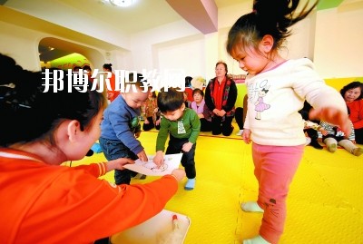 隨著二胎政策的放寬，我國新生兒的數(shù)量明顯增多，這也說明，在未來的很長一段時間里，幼師都是一個非常受歡迎的行業(yè)，而四川是座發(fā)展迅速，有深厚文化底蘊(yùn)的城市，自然是受到很多同學(xué)喜愛，近日，就會問小編關(guān)于四川讀幼師學(xué)校好不好?那接下來，小編就給大家介紹一下四川幼師學(xué)校，如果你有更多疑問，歡迎點(diǎn)擊右側(cè)的咨詢欄與我們交流。  四川讀幼師的就業(yè)前景 就業(yè)容易，畢業(yè)學(xué)生不愁“嫁”盡管當(dāng)前就業(yè)形勢嚴(yán)峻，各地大學(xué)生就業(yè)難度大，但許多城市的學(xué)前教育專業(yè)畢業(yè)生并未受影響，反而逆勢上漲，待遇也比往年有所提高。近年來，由于幼兒園發(fā)展的需要，很多單位幼兒教師奇缺，連男老師也變得搶手起來。學(xué)前、初教專業(yè)畢業(yè)生不愁“嫁”，甚至有很多幼教機(jī)構(gòu)到學(xué)校預(yù)約、搶簽畢業(yè)生，幼教人才受歡迎程度可見一斑。  四川讀幼師的優(yōu)勢 幼教項目的穩(wěn)定性強(qiáng)，不受市場沖擊，打造終身產(chǎn)業(yè)。現(xiàn)階段，無論是從國家教育改革發(fā)展的全局出發(fā)，還是從目前有關(guān)民辦學(xué)前教育的法律法規(guī)政策等方面來看，民辦學(xué)前教育發(fā)展?jié)摿Χ际志薮?。其次，成就子女未來。選擇了幼教工作，可以讓我們更懂得如何教育子女，對自己未來孩子接收良好的家庭教育有著十分重要的促進(jìn)作用。女性投身幼教行業(yè)后，長期接受最先進(jìn)的幼教理念和適合中國幼兒的各類課程，繼而在對自己子女的教育觀念和方法上也會更科學(xué)，為孩子今后的發(fā)展奠定更好的基礎(chǔ)。  德陽科貿(mào)職業(yè)學(xué)院幼師升學(xué)班學(xué)前教育專業(yè)介紹 本專業(yè)順應(yīng)國家“幼有所育”學(xué)前教育決策和學(xué)前教育專業(yè)人才極度短缺的社會需求而設(shè)，是一個綜合性較強(qiáng)的專業(yè)，涵蓋0-6歲兒童的教育，作為人生起點(diǎn)教育的學(xué)前教育專業(yè)對人的一生的發(fā)展和教育起著重要的奠基作用。本專業(yè)緊密對接各級各類幼兒園和早期教育機(jī)構(gòu)等實施合作辦學(xué)、合作育人，強(qiáng)化“四能”特長(彈唱、舞蹈、美術(shù)、游戲)、“五會”素養(yǎng)(保育、保健、教育、溝通、管理)，致力于培養(yǎng)新時代“有愛心、有耐心、有恒心、有責(zé)任心”的學(xué)前教育人才。  培養(yǎng)目標(biāo)：本專業(yè)培養(yǎng)以立德樹人為己任，具有良好的職業(yè)道德、專業(yè)素養(yǎng)、協(xié)作精神、溝通能力和創(chuàng)新意識，擁有先進(jìn)的幼兒教育理念，具有較扎實的學(xué)前教育的專業(yè)知識與專業(yè)技能，具備較強(qiáng)的幼兒保教能力，從事幼兒園教育教學(xué)、保育保健工作的高素質(zhì)應(yīng)用型人才。  核心課程：學(xué)前教育學(xué)、學(xué)前兒童心理學(xué)、幼兒游戲理論與實踐、幼兒行為觀察、幼兒園五大領(lǐng)域教育、學(xué)前衛(wèi)生學(xué)、聲樂、鋼琴、舞蹈、美術(shù)、幼兒歌曲彈唱、幼兒舞蹈創(chuàng)編、幼兒園班級管理、幼兒手工、家庭教育等。  職業(yè)前景：習(xí)近平總書記在“黨的十九大”上指出：“增進(jìn)民生福祉是發(fā)展的根本目的。必須多謀民生之利、多解民生之憂，在發(fā)展中補(bǔ)齊民生短板、促進(jìn)社會公平正義，在幼有所育、學(xué)有所教上不斷取得新進(jìn)展。”  2019年教育部《2018年全國教育事業(yè)發(fā)展統(tǒng)計公報》顯示，2018年全國共有幼兒園26.67萬所，比上年增加1.17萬所，增長4.60%; 在園幼兒4656.42萬人，比上年增加56.28萬人;學(xué)前教育毛入園率達(dá)到81.7%，比上年提高2.1%，且0-6歲兒童超過1億，幼兒園專任教師258.14萬人。按照國家對學(xué)前教育師幼比(1:5)的規(guī)定，幼兒園專任教師的缺口高達(dá)673萬多。學(xué)前教育專業(yè)人才就業(yè)前景非常廣闊。  就業(yè)崗位：幼兒園教師、幼兒保育員、幼兒保健教師、早期教育教師。  獲取資格證書：幼兒園教師資格證、普通話水平證書(二甲及以上)  專業(yè)實訓(xùn)室：幼兒保育實訓(xùn)室、幼兒衛(wèi)生保健實訓(xùn)室、仿真幼兒園、幼兒手工制作實訓(xùn)室、幼兒美術(shù)實訓(xùn)室、聲樂實訓(xùn)室、形體舞蹈實訓(xùn)室、鋼琴實訓(xùn)室、游戲與感統(tǒng)實訓(xùn)室、繪本實訓(xùn)室、蒙臺梭利教育實訓(xùn)室、奧爾夫音樂實訓(xùn)室等。  專業(yè)實踐基地：廣漢市第三幼兒園、廣漢市雒城鎮(zhèn)第四幼兒園、廣漢市西外中心幼兒園、德陽市旌南幼兒園、德陽市黃河?xùn)|路幼兒園、四川師范大學(xué)實驗幼兒園、四川師范大學(xué)附屬啟夏幼兒園、成都市武侯區(qū)福錦幼兒園、崇州市虹橋歡樂谷幼兒園、岳池知恩行幼兒園、西充縣青葵幼兒園等。  上面關(guān)于四川讀幼師學(xué)校好不好?小編介紹了，小編覺得不管是讀什么學(xué)校都是要從多方面來考慮的，要看行業(yè)的發(fā)展前景怎么樣，還要看這個專業(yè)到底適不適合自己，就好像幼師學(xué)校，一定要學(xué)好小孩子才可以去讀，因為這個專業(yè)將來出來不管做什么工作，都是要和小朋友待在一起的。如有更多問題，歡迎咨詢邦博爾網(wǎng)。