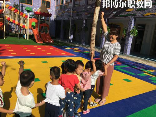 隨著我國人口基數(shù)的大幅上漲，我國幼兒園的數(shù)量呈現(xiàn)逐年遞增的趨勢，但符合現(xiàn)在教育標(biāo)準(zhǔn)的專業(yè)性幼兒教師卻少之又少，所以說幼兒教師行業(yè)是現(xiàn)目前非常有發(fā)展前途的行業(yè)之一。近日就有不少同學(xué)咨詢小編關(guān)于成都女生讀幼師學(xué)校學(xué)什么專業(yè)好?女生若是想學(xué)幼師類專業(yè)，可以選擇的專業(yè)方向是很多的，在這里就給大家介紹一下。  學(xué)前教育專業(yè)就業(yè)前景 在早期教育方面，0-3歲是人的一生中發(fā)展最重要的時期。一個人的學(xué)習(xí)能力的50%是在生命的頭4年中發(fā)展起來的，初生嬰兒的腦發(fā)育比15歲孩子快1000倍。很多思想和智力是在3歲前打下基礎(chǔ)的。0-3歲是嬰幼兒成長的關(guān)鍵期：最初的身體素質(zhì)、智力發(fā)展、個性品質(zhì)的形成于發(fā)展都是從這里開始的。越來越多的家長開始接受并重視早期教育，早期教育在我國經(jīng)過10余年的發(fā)展已經(jīng)形成相當(dāng)?shù)囊?guī)模，不僅是大城市，就算是三、四線城市也隨處可見大大小小的“親子園”“親子中心”“早教中心”等早教機構(gòu)，但專業(yè)的早期教育師資嚴(yán)重不足。  學(xué)前教育專業(yè)就業(yè)崗位 1、教師或兒童顧問;  2、兒童發(fā)展評估和指導(dǎo)人員、兒童教育和衛(wèi)生發(fā)展政策制定者、兒童教育咨詢專家——在有關(guān)政府機關(guān)、各大醫(yī)院的兒科門診工作;  3、兒童專欄節(jié)目采編人員——在報社、雜志社、電臺電視臺等媒體工作;  4、各類兒童用品開發(fā)的專業(yè)顧問或市場調(diào)查和分析專業(yè)人士等。  幼師專業(yè)介紹 培養(yǎng)目標(biāo)：本專業(yè)培養(yǎng)熱愛幼兒教育事業(yè)，能適應(yīng)幼兒教育改革與發(fā)展的需要，關(guān)愛幼兒，有良好的師德、寬厚的科學(xué)文化知識和扎實的學(xué)前教育專業(yè)理論，具有過硬的專業(yè)技能、教育能力及教育研究的意識和能力，綜合素質(zhì)高，能在托幼機構(gòu)從事0-6歲保教、管理工作的幼兒教師。  核心課程：舞蹈，視唱，琴法，樂理，聲樂，美術(shù)，鍵盤和聲與伴奏，幼兒歌曲伴奏，玩教具制作，教師口語，教師禮儀，幼兒游戲與主持，幼兒教育學(xué)，兒童文學(xué)，幼兒衛(wèi)生與保健，幼兒心里學(xué)，幼師英語，珠心算等。  女生讀學(xué)前教育怎么樣 學(xué)前教育前景不錯，對女孩來說尤其是不錯的選擇。特別是有品牌的幼兒園，十分吃香。  隨著我國幼教事業(yè)的迅速發(fā)展，對于幼兒教師和管理人員的需求驟增，幼師專業(yè)的畢業(yè)生供不應(yīng)求。盡管今年來全國各地一些院校增建了學(xué)前教育專業(yè)來培養(yǎng)幼兒教師，仍然不能滿足整個社會的需求。  國家中長期教育改革和發(fā)展規(guī)劃綱要(2010-2020年)中指出，到2020年，普及學(xué)前一年教育，基本普及學(xué)前兩年教育，重視0至3歲嬰幼兒教育。大力發(fā)展公辦幼兒園，積極扶持民辦幼兒園。嚴(yán)格執(zhí)行幼兒教師資格標(biāo)準(zhǔn)，依法落實幼兒教師地位和待遇。  上面關(guān)于成都女生讀幼師學(xué)校學(xué)什么專業(yè)好，小編給大家介紹了。幼教專業(yè)現(xiàn)在已經(jīng)成為了當(dāng)代女生選擇的熱門的教育行業(yè)之一。因為幼師是孩子成長關(guān)鍵的存在，越來越多的孩子需要受到教育，幼兒教師在今后的道路是很寬廣的。對于女生來說，幼師專業(yè)還是不錯的，因為將來從事工作上會有許多優(yōu)勢，比較好就業(yè)。