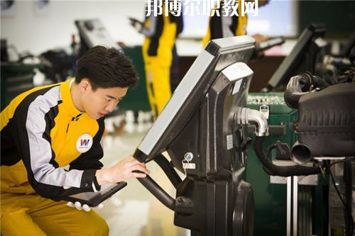 如今，汽修行業(yè)成為了當(dāng)下最熱門(mén)的行業(yè)，這已經(jīng)是一個(gè)不爭(zhēng)的事實(shí)了，很多汽修企業(yè)都需要經(jīng)驗(yàn)豐富的優(yōu)秀人才，汽修人才缺口很大，這使很多學(xué)生都想報(bào)考汽修學(xué)校，近日就有同學(xué)咨詢(xún)小編關(guān)于成都設(shè)有汽修學(xué)校的公辦大專(zhuān)學(xué)校?成都有很多公辦大專(zhuān)學(xué)校都開(kāi)設(shè)了汽修類(lèi)相關(guān)專(zhuān)業(yè)，在這里小編就給大家簡(jiǎn)單介紹一下。  成都紡織高等專(zhuān)科學(xué)校辦學(xué)性質(zhì)：公辦大學(xué)  成都紡織高等專(zhuān)科學(xué)校簡(jiǎn)介 成都紡織高等專(zhuān)科學(xué)校是四川省政府舉辦的全日制普通高等學(xué)校，直屬四川省教育廳，是中國(guó)西南地區(qū)唯一獨(dú)立建制的紡織類(lèi)高等學(xué)校，國(guó)家骨干高等職業(yè)院校建設(shè)單位、四川省首批示范性高等職業(yè)院校建設(shè)單位。  學(xué)校地處四川省成都市犀浦鎮(zhèn)，校園面積616畝，原成都市世界樂(lè)園已改建成為學(xué)校北苑校區(qū)。學(xué)校環(huán)境優(yōu)美，交通便利，設(shè)施優(yōu)良，成灌高鐵、成都地鐵2號(hào)線(xiàn)可達(dá)學(xué)校。  成都紡織高等專(zhuān)科學(xué)校歷史沿革 學(xué)校前身為創(chuàng)立于1939年的國(guó)立中央技藝專(zhuān)科學(xué)校，秉承“服務(wù)紡織、服務(wù)社會(huì)、服務(wù)學(xué)生、服務(wù)人民”的辦學(xué)理念和培養(yǎng)具有“工程師之素養(yǎng)、技工之身手”的育人傳統(tǒng)，艱苦奮斗，薪火相傳，形成了“敬業(yè)奉獻(xiàn)、民主和諧、自強(qiáng)不息、追求卓越”的學(xué)校精神、“德修于正、學(xué)究于行”的校訓(xùn)、“團(tuán)結(jié)、勤奮、求實(shí)、創(chuàng)新”的校風(fēng)、“范、勤、嚴(yán)、愛(ài)”的教風(fēng)、“好學(xué)、善問(wèn)、勤思、篤行”的學(xué)風(fēng)。  改革開(kāi)放以來(lái)，學(xué)校緊緊抓住我國(guó)經(jīng)濟(jì)社會(huì)和高等教育快速發(fā)展的歷史機(jī)遇，深化改革、銳意進(jìn)取、科學(xué)發(fā)展，辦學(xué)條件不斷改善，辦學(xué)水平顯著提高，為區(qū)域經(jīng)濟(jì)社會(huì)發(fā)展和我國(guó)紡織產(chǎn)業(yè)的發(fā)展做出了應(yīng)有貢獻(xiàn)。  成都紡織高等專(zhuān)科學(xué)校汽車(chē)檢測(cè)與維修技術(shù)專(zhuān)業(yè) 培養(yǎng)目標(biāo)：本專(zhuān)業(yè)培養(yǎng)適應(yīng)社會(huì)主義市場(chǎng)經(jīng)濟(jì)發(fā)展需要的、具有良好專(zhuān)業(yè)素質(zhì)和職業(yè)技能的從事汽車(chē)檢測(cè)、維修及相關(guān)工作的高素質(zhì)、高技能工程應(yīng)用型人才。  主要課程：工程制圖、機(jī)械基礎(chǔ)、液壓氣動(dòng)技術(shù)、發(fā)動(dòng)機(jī)與汽車(chē)?yán)碚?、電工與電子技術(shù)基礎(chǔ)、汽車(chē)發(fā)動(dòng)機(jī)構(gòu)造與維修、汽車(chē)底盤(pán)構(gòu)造與維修、汽車(chē)故障診斷與維修、汽車(chē)電氣設(shè)備構(gòu)造與維修、汽車(chē)專(zhuān)項(xiàng)高級(jí)技能與訓(xùn)練。  專(zhuān)業(yè)師資：教授2人、副教授5人、講師10人、工程師3人、技師3人。  教學(xué)成果：參加四川省汽車(chē)維修與故障診斷技能大賽二等獎(jiǎng);發(fā)表科研論文12篇。  就業(yè)情況：畢業(yè)生主要面向汽車(chē)維修及其它汽車(chē)服務(wù)業(yè)從事汽車(chē)檢測(cè)、維修及相關(guān)技術(shù)服務(wù)工作。  就業(yè)率近5年保持在95%以上，畢業(yè)后半年平均收入3094元/月、專(zhuān)業(yè)相關(guān)度71%。  上面關(guān)于成都設(shè)有汽修學(xué)校的公辦大專(zhuān)學(xué)校，小編簡(jiǎn)單的介紹了，公辦學(xué)校的優(yōu)勢(shì)在于，在收費(fèi)和政府支持上有一定的優(yōu)勢(shì)，無(wú)論你上的是公辦學(xué)校還是民辦學(xué)校，同學(xué)們都要記住，重要的不是你上的是什么學(xué)校，而是你真正能在學(xué)校學(xué)到些什么東西，這才是最重要的事情。