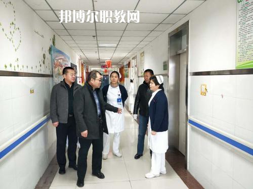 新疆石河子衛(wèi)生學(xué)校2021年招生錄取分?jǐn)?shù)線?我們讀書的同學(xué)就知道分?jǐn)?shù)是很重要的，同學(xué)們自己在找學(xué)校的時候就知道，同學(xué)們?nèi)タ磳W(xué)校學(xué)校首先問的就是同學(xué)們自己的分?jǐn)?shù)，小編就來給同學(xué)們整理一下，讓同學(xué)們有參考的。  新疆石河子衛(wèi)生學(xué)校2021年招生錄取分?jǐn)?shù)線 1.121團一中380  2.142團一中380  3.143團一中380  4.148團一中381  新疆石河子衛(wèi)生學(xué)校簡介 石河子衛(wèi)生學(xué)校地處祖國西北邊陲，位于新疆維吾爾自治區(qū)天山北麓的“戈壁明珠”石河子市，在市中心西小路151號，學(xué)校地理位置優(yōu)越，環(huán)境優(yōu)美，是教書育人的理想境地。1985年學(xué)校率先在全國倡導(dǎo)規(guī)范化護士教育，并制定了一整套管理制度。  學(xué)校老師撰寫的《整體化護理教學(xué)》已由新疆科技衛(wèi)生出版社發(fā)行，并在全疆護理教師培訓(xùn)中當(dāng)教材使用。掛牌之后，學(xué)校將把護理示范專業(yè)辦成技能型緊缺人才的培養(yǎng)培訓(xùn)基地，更好地為全疆各族人民服好務(wù)。  據(jù)了解，建校四十五年來，這個學(xué)校為自治區(qū)培養(yǎng)了10328名護理人才，其中少數(shù)民族學(xué)生占30%，為全疆農(nóng)牧區(qū)培養(yǎng)了一大批扎根基層、留得住、用得上的當(dāng)?shù)厣贁?shù)民族護理人才。  學(xué)校始建于1958年，占地面積40127平方米，建筑面積30067平方米，實驗室面積1600平方米。設(shè)有護理、解剖、生理、生化、藥理、化學(xué)、微生物、計算機、遠程、電教中心等11個實驗室。學(xué)校開設(shè)有護理、英語護理、社區(qū)護理、醫(yī)學(xué)檢驗、助產(chǎn)、藥劑等6個專業(yè)，現(xiàn)有在校生2672人。有漢、維吾爾、哈薩克、回、蒙古、滿、錫泊、烏孜別克、俄羅斯、塔吉克、克爾克孜等多種民族，其中少數(shù)民族的學(xué)生占全校在校學(xué)生總數(shù)的28%。學(xué)?，F(xiàn)有在編教職工89人，專任教師45人，本科學(xué)歷占90.6%，雙師型”教師占42%。  同學(xué)們可以看看參考一下自己的分?jǐn)?shù)是在那個階段的，如果是高于這個分?jǐn)?shù)的話，同學(xué)們就可以報讀的哦，如果分?jǐn)?shù)是低于這個分?jǐn)?shù)的話，同學(xué)們自己就不要報讀了哦，所以，提前看看分?jǐn)?shù)也是可以的哦，不過不要忘了就是現(xiàn)階段最重要的還是復(fù)習(xí)的哦。