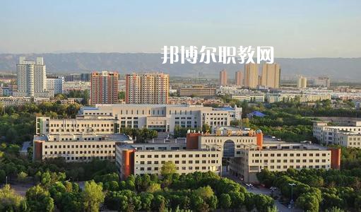 新疆石河子衛(wèi)生學(xué)校2021年有哪些專業(yè)?我們知道同學(xué)們?cè)谶x擇專業(yè)的時(shí)候?qū)嶋H上專業(yè)比學(xué)校更重要，對(duì)于同學(xué)們來(lái)說(shuō)在選擇專業(yè)的時(shí)候是需要慎重的。  新疆石河子衛(wèi)生學(xué)校專業(yè)設(shè)置 學(xué)校設(shè)有：護(hù)理學(xué)、藥劑學(xué)、檢驗(yàn)學(xué)三大專業(yè)。其中護(hù)理學(xué)：有中專和大專兩種，大專為石河子大學(xué)在該校委培專業(yè)，頒發(fā)石河子大學(xué)的畢業(yè)證書。  新疆石河子衛(wèi)生學(xué)校學(xué)校優(yōu)勢(shì) 學(xué)校地址位于石河子市中心位置，旁邊為石河子市人民醫(yī)院(農(nóng)八師石河子市人民醫(yī)院)也是石河子的120急救中心。步行至石河子市游憩廣場(chǎng)只需要10分鐘，學(xué)校地理位置屬于石河子市市中心。交通發(fā)達(dá)。  學(xué)習(xí)優(yōu)勢(shì)：每門課程都有專業(yè)的老師帶教，在每個(gè)假期，都將組織學(xué)生參與臨床見(jiàn)習(xí)，增加學(xué)生的臨床經(jīng)驗(yàn)。  其他優(yōu)勢(shì)：每一位在校生，都可以申請(qǐng)國(guó)家貧困助學(xué)金，國(guó)家撥款，每人每年1500元，均發(fā)至學(xué)生手上，解決了學(xué)生的基本溫飽問(wèn)題，為貧困學(xué)生創(chuàng)造了學(xué)習(xí)條件。  另：南疆三地州學(xué)生、農(nóng)村籍學(xué)生、貧困生(非城市、城鎮(zhèn)戶口)可以申請(qǐng)減免學(xué)費(fèi)，每人每年減免2000元，即只需繳納400元，即可上學(xué)，完成貧困學(xué)生學(xué)習(xí)的心愿。學(xué)生可以使用半價(jià)火車票往返，每年4次。  新疆石河子衛(wèi)生學(xué)校學(xué)校榮譽(yù) 學(xué)校以治校嚴(yán)謹(jǐn)，講求質(zhì)量，辦學(xué)成績(jī)斐然而著稱。多年來(lái)被石河子市評(píng)為“精神文明先進(jìn)單位”、“民族團(tuán)結(jié)先進(jìn)單位”、“衛(wèi)生綠化先進(jìn)單位”、“綜合治理先進(jìn)單位”、“招生先進(jìn)集體”，“德育教育先進(jìn)學(xué)校”。 2000年通過(guò)兵團(tuán)《中等醫(yī)學(xué)主要專業(yè)設(shè)置》評(píng)估;2003年通過(guò)兵團(tuán)《中等職業(yè)學(xué)校合格評(píng)估》;2002年被國(guó)家教育部首批確定為“全國(guó)護(hù)理專業(yè)示范點(diǎn)學(xué)校”;2003年教育部評(píng)估為“全國(guó)重點(diǎn)中等職業(yè)學(xué)校”;2004年教育部確定為全國(guó)“護(hù)理專業(yè)領(lǐng)域技能型人才培養(yǎng)培訓(xùn)基地”，同時(shí)，被國(guó)家教育部列為“全國(guó)衛(wèi)生職業(yè)教學(xué)模式研究課題組學(xué)校”、“面向二十一世紀(jì)全國(guó)衛(wèi)生職業(yè)學(xué)校系列教改教材編輯委員會(huì)”學(xué)校. 2005年4月，參加“全國(guó)護(hù)理教學(xué)改革成果展示賽”榮獲團(tuán)體“二等獎(jiǎng)”和“組織獎(jiǎng)”。2005年12月被教育教育部評(píng)為“全國(guó)護(hù)理教學(xué)改革先進(jìn)學(xué)校”。  小編為同學(xué)們整理好了學(xué)校的招生專業(yè)，同學(xué)們可以仔細(xì)的看看，對(duì)于同學(xué)們自己來(lái)說(shuō)選擇一個(gè)適合自己的專業(yè)是非常重要的事情的哦，這樣才能保證后期的就業(yè)的哦。