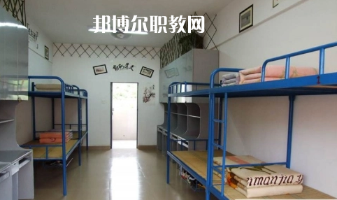 貴定縣技工學(xué)校報(bào)名條件、招生要求、招生對(duì)象是什么要求呢?每一個(gè)學(xué)校在招收學(xué)生的時(shí)候都是會(huì)有自己的要求的，同學(xué)們在找學(xué)校的時(shí)候也特別的擔(dān)心自己能不能符合到學(xué)校，小編就遇到很多這樣的學(xué)生來問，為了幫助同學(xué)們了解，小編就來整理一下學(xué)校這方面的要求。  貴定縣技工學(xué)校招生對(duì)象和條件 具有本縣戶籍井且參加當(dāng)年中招考試，品德合格、身體健康，自愿報(bào)名的應(yīng)屆初中畢業(yè)生     貴定縣技工學(xué)校錄取方式 根據(jù)當(dāng)年高中錄取分?jǐn)?shù)線下浮50分以內(nèi)，錄滿名額為止。  貴定縣技工學(xué)校就讀形式 第一學(xué)年在貴定職校就讀，開設(shè)普通高中一年級(jí)課程，適當(dāng)增加職業(yè)技能基礎(chǔ)課。一年后通過參加由貴定一中統(tǒng)一組織的選拔考試，按比例分流到貴定一中就讀。也可根據(jù)自己的意向選擇我校專業(yè)就讀，走技能成才之路，通過備考后報(bào)讀高職院校。  貴定縣技工學(xué)校校企合作 為貫徹落實(shí)好國家關(guān)于加強(qiáng)東西部扶貧協(xié)作的要求，進(jìn)一步加強(qiáng)職業(yè)教育東西協(xié)作，發(fā)揮職業(yè)教育助推脫貧攻堅(jiān)的重要作用。5月7日，副縣長荊茂團(tuán)、政府辦副主任韋凱倫、扶貧辦副主任蔡健一行，來到貴定職校開展關(guān)于廣州市南沙區(qū)“美的集團(tuán)”專項(xiàng)結(jié)對(duì)幫扶調(diào)研會(huì)議，貴定縣人力資源和社會(huì)保障局副局長、黨組副書記、貴定職校校長周傳德同志、副校長羅連慧等參加了會(huì)議。  會(huì)上，荊茂團(tuán)副縣長首先指出：要貫徹好國家“東西協(xié)作”的要求，落實(shí)好東部地區(qū)幫助西部地區(qū)盡快實(shí)現(xiàn)全面脫貧的工作，他強(qiáng)調(diào)，在職業(yè)教育上解決學(xué)生就業(yè)問題是關(guān)鍵。他還向貴定職校校長周傳德同志提出希望：希望貴定職校能輸送專業(yè)性強(qiáng)的學(xué)生到廣州市南沙區(qū)“美的集團(tuán)”工作，解決學(xué)生就業(yè)難的問題。隨后，周校長向荊副縣長匯報(bào)了我校當(dāng)前面臨的**困難是缺乏專業(yè)教師和教學(xué)設(shè)施設(shè)備，希望廣州方面能夠給予幫助。  荊副縣長立即表示：廣州市南沙區(qū)“美的集團(tuán)”會(huì)派相關(guān)的專業(yè)人員到貴定職校進(jìn)行培訓(xùn)和指導(dǎo)，并希望我校派出相關(guān)專業(yè)教師到美的集團(tuán)進(jìn)行交流學(xué)習(xí)，目的是加快校企合作的廣度與深度，促進(jìn)教學(xué)、師資隊(duì)伍質(zhì)量的全面提升，提高就業(yè)簽約率與對(duì)口率;如果我校與“美的集團(tuán)”確定校企合作關(guān)系后，“美的集團(tuán)”將會(huì)給學(xué)校提供相關(guān)的專業(yè)設(shè)施設(shè)備，開展師資能力培訓(xùn)等，以提高專業(yè)的教育教學(xué)質(zhì)量，真正實(shí)現(xiàn)“一人就業(yè)、全家脫貧”。  小編為同學(xué)們整理了關(guān)于學(xué)校的招生條件這些，實(shí)際上正常畢業(yè)的同學(xué)基本都是可以就讀的，只是在學(xué)習(xí)專業(yè)的時(shí)候同學(xué)們需要慎重一點(diǎn)，有的專業(yè)是有專業(yè)要求的，那個(gè)就必須符合，因?yàn)殛P(guān)系到今后的就業(yè)的情況的，小編建議同學(xué)們?nèi)绻_實(shí)是要就讀職校的話都要提前一點(diǎn)選擇好。