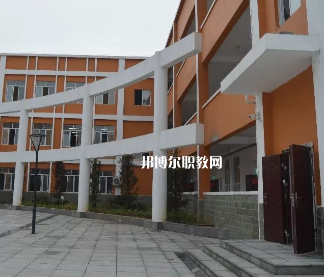 黔南州技工學(xué)校2022年報(bào)名條件、招生要求、招生對象