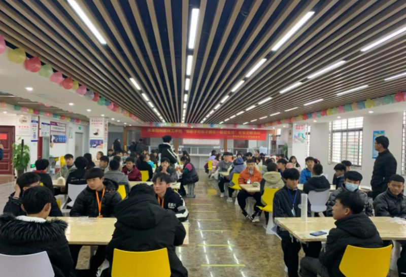 阜陽科貿(mào)技工學校食堂情況