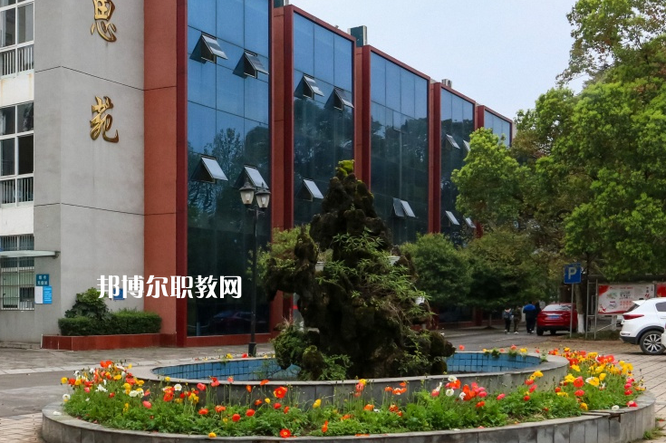 黔西南州英才職業(yè)技術(shù)學(xué)校2022年招生辦聯(lián)系電話(huà)