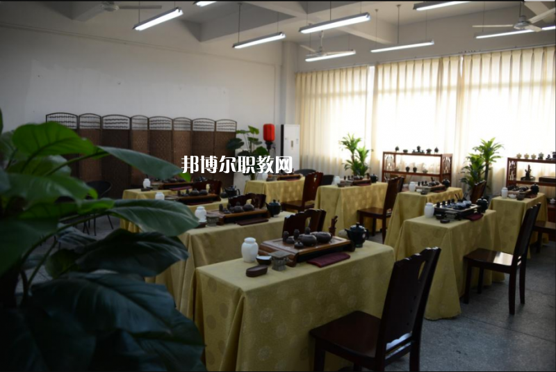 重慶工藝美術(shù)學(xué)校2022年學(xué)費(fèi)、收費(fèi)多少