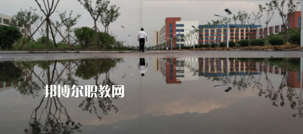 青島西大技工學(xué)校地址在哪里，哪個(gè)地區(qū)，哪個(gè)城市?