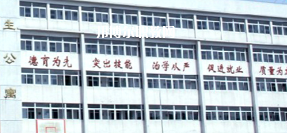 南京市公用事業(yè)技工學(xué)校學(xué)費：*********，具體各專業(yè)學(xué)費明細如下，希望對大家有幫助，邦博爾小編整理的南京市公用事業(yè)技工學(xué)校學(xué)費信息僅供參考，如有變動，以學(xué)校官方最新消息為準。  一、南京市公用事業(yè)技工學(xué)校學(xué)費多少錢(學(xué)費明細) 1、南京市公用事業(yè)技工學(xué)校各專業(yè)學(xué)費收費標準  2、南京市公用事業(yè)技工學(xué)校住宿費標準：500元/學(xué)年  3、南京市公用事業(yè)技工學(xué)校資助政策  學(xué)校嚴格按物價局核定的標準收費，在校生享受政府免學(xué)費政策。符合條件的優(yōu)秀學(xué)生和貧困生，按規(guī)定享受國家勵志獎學(xué)金和助學(xué)金。  學(xué)校實行獎學(xué)金制度，對比亞迪冠名班，開沃集團南京金龍冠名班，天泓冠名班和品學(xué)兼優(yōu)的優(yōu)秀學(xué)生給予獎勵。  二、南京市公用事業(yè)技工學(xué)校簡介 多年來，學(xué)校與一百多家企事業(yè)單位建立了用人協(xié)作關(guān)系，為畢業(yè)生建立了暢通的就業(yè)渠道，部分專業(yè)已采用“定單式定向委培”輸送就業(yè)。  2004年以來，每年就業(yè)率始終在98.5%以上，畢業(yè)生就業(yè)去向主要為公交行業(yè)，如南京公交、中北巴士、新城巴士等;  汽車制造行業(yè)，如南京南汽集團MG汽車制造公司、南京長安汽車制造公司等;  汽車銷售(4S店)和維修行業(yè)如江蘇天泓汽車服務(wù)有限公司、南京朗馳集團有限公司和江蘇省外事旅游汽車公司汽車修理總廠、南京新港汽車維修公司等。