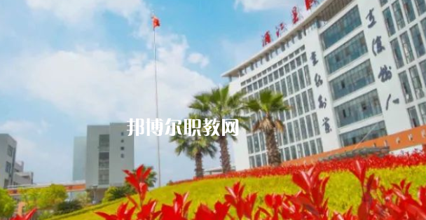 浦江縣職業(yè)技術(shù)學(xué)校招生計劃人數(shù)根據(jù)專業(yè)不同，計劃也是不同的，例如：幼兒保育招生40人，學(xué)前教育招生57人，普職融通招生150人，工藝美術(shù)招生150人，淘寶美工招生40人，等等，邦博爾小編為大家整理了浦江縣職業(yè)技術(shù)學(xué)校招生計劃人數(shù)詳細(xì)內(nèi)容，信息僅供參考，如有變動，以學(xué)校官方最新消息為準(zhǔn)。  一、浦江縣職業(yè)技術(shù)學(xué)校招生計劃一覽表 二、浦江縣職業(yè)技術(shù)學(xué)校招生情況 1、浦江縣職業(yè)技術(shù)學(xué)校招生條件、要求  遵紀(jì)守法、熱愛勞動、文明禮貌、樸實誠信;  無疾病、無傳染病、無慢性病史、無犯罪史、無嚴(yán)重違紀(jì)史;  身體健康，學(xué)生品行端正。  2、浦江縣職業(yè)技術(shù)學(xué)校招生對象  招收應(yīng)屆、歷屆初中畢業(yè)及以上文化程度的學(xué)生  三、浦江縣職業(yè)技術(shù)學(xué)校簡介 學(xué)校有全國職教名師、省特級教師、大師名家、省市教壇新秀、省技術(shù)能手、市學(xué)科帶頭人40多人。智慧校園管理系統(tǒng)、體育館、圖書館、電子閱覽室、校內(nèi)外實訓(xùn)基地等，教學(xué)設(shè)施一應(yīng)俱全。  學(xué)校設(shè)有浦江縣職業(yè)技能培訓(xùn)中心和職業(yè)技能鑒定中心。  四、浦江縣職業(yè)技術(shù)學(xué)校口碑 校友評價：浦江縣職業(yè)技術(shù)學(xué)校辦學(xué)特色鮮明，教學(xué)設(shè)施一應(yīng)俱全，為本地經(jīng)濟(jì)建設(shè)和社會發(fā)展培養(yǎng)高技能人才。  校友評價：浦江縣職業(yè)技術(shù)學(xué)校教學(xué)設(shè)備比較齊全，老師工作認(rèn)真，領(lǐng)導(dǎo)班子心齊。
