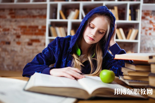 湖南哪里的中專學校能讀服裝設(shè)計與工藝專業(yè)專業(yè)