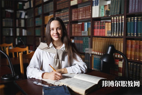 四川哪里的中職學(xué)校能讀旅游服務(wù)與管理（含導(dǎo)游、鐵路航空服務(wù)）專業(yè)