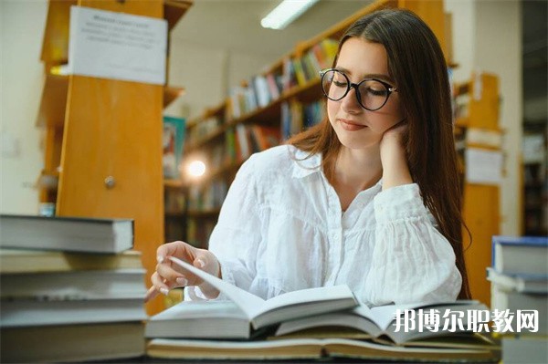 湖南哪里的中專學校能讀機器人專業(yè)