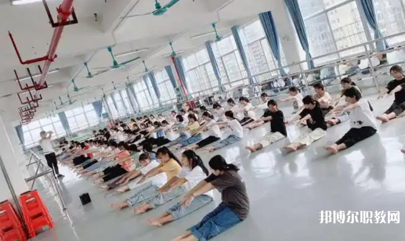 2025南寧商貿(mào)學(xué)校招生計(jì)劃 招生人數(shù)是多少(附要求、條件、對(duì)象)